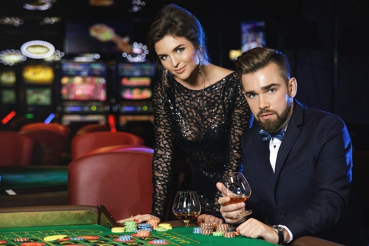 Pengguna menikmati live casino melalui smartphone dengan gameplay interaktif