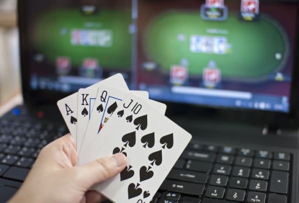 Ilustrasi keamanan data dan privasi saat melakukan transaksi deposit di platform online